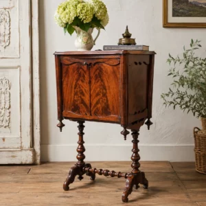 Antiker Beistellschrank aus Mahagoni um 1870