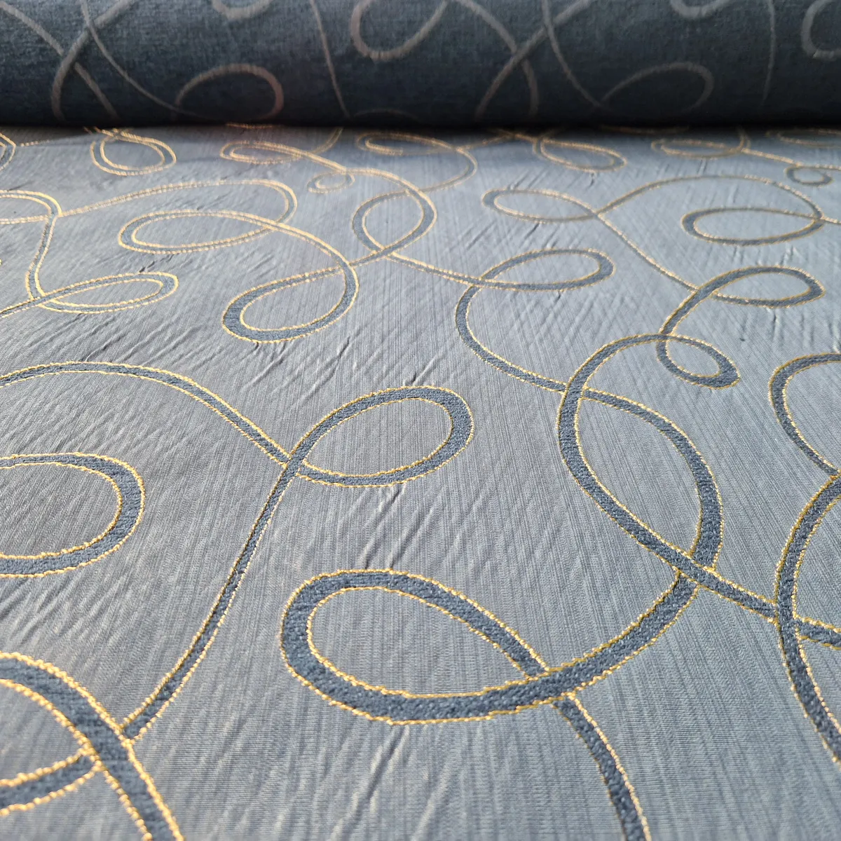 Blauer englischer Manufakturstoff mit elegantem gewundenem Muster