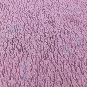 Detailaufnahme fliederfarbener Polsterstoff aus hochwertigem englischem Manufakturstoff