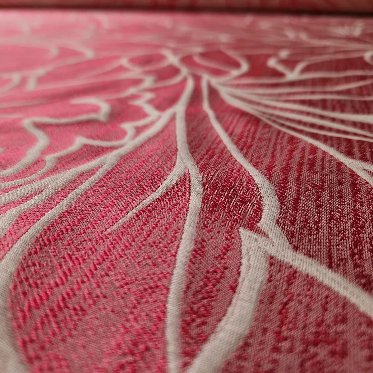 Detailaufnahme eines rosa englischen Möbelstoffs mit cremefarbenem Blumenmuster