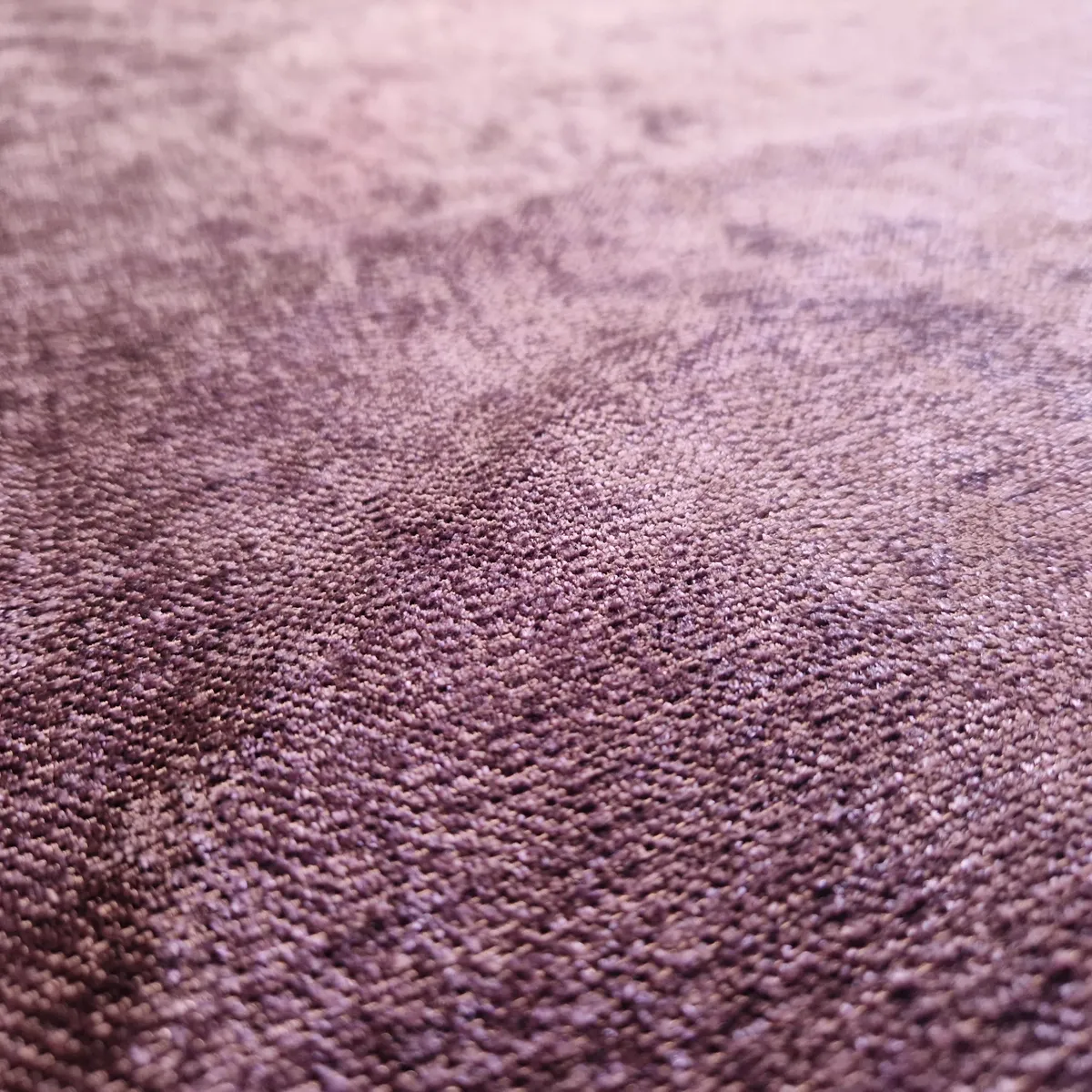 Hochwertiger englischer Manufaktur Stoff aus violetter Chenille mit luxuriöser Optik und feinem Lichteffekt.
