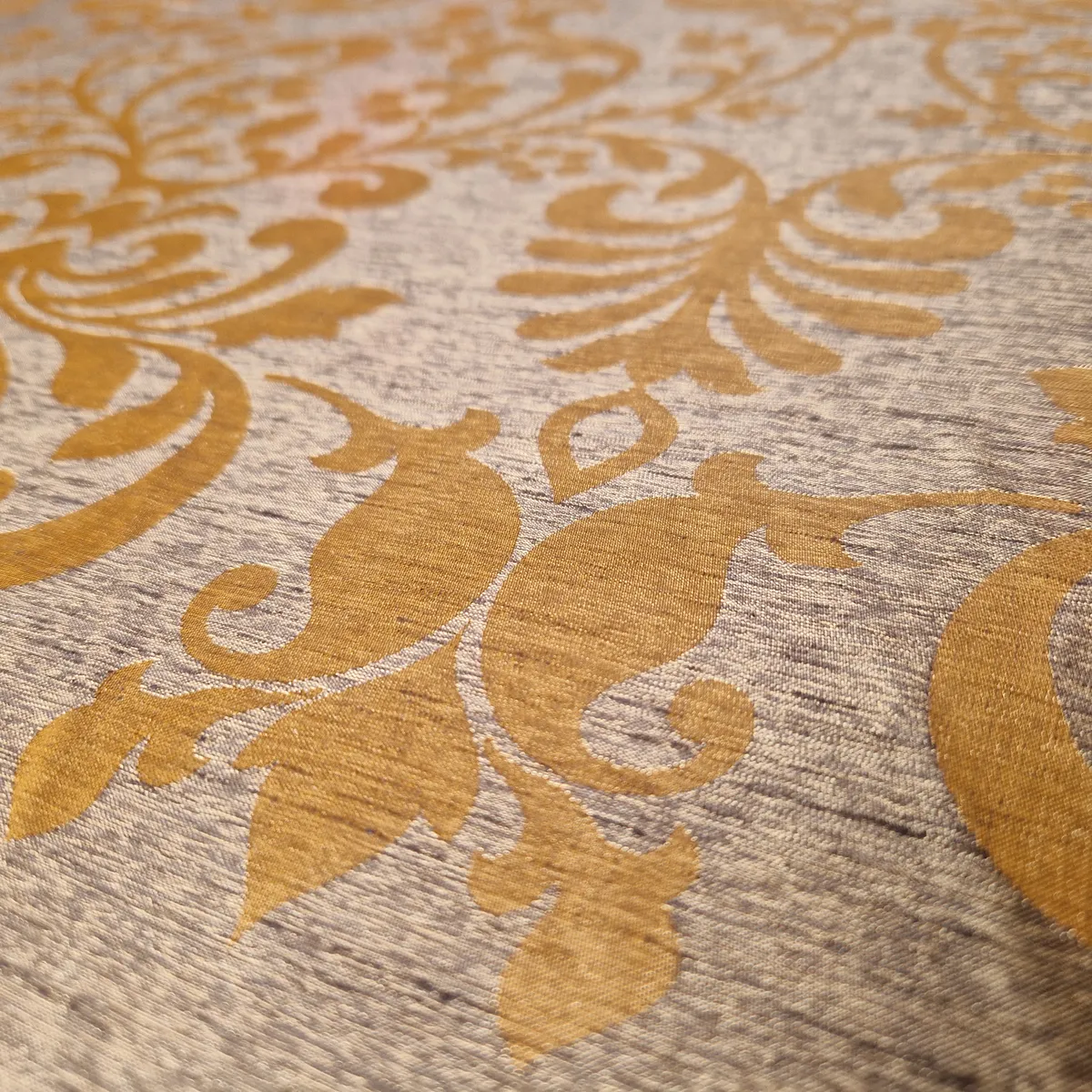 Englischer Manufakturstoff – Jacquard Möbelstoff mit Goldornamenten