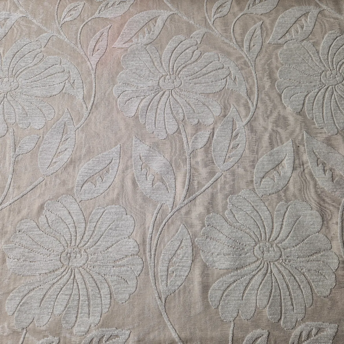 Hochwertiger englischer Manufakturstoff Polsterstoff und Möbelstoff als hellbrauner floral gemusterter Webvelours