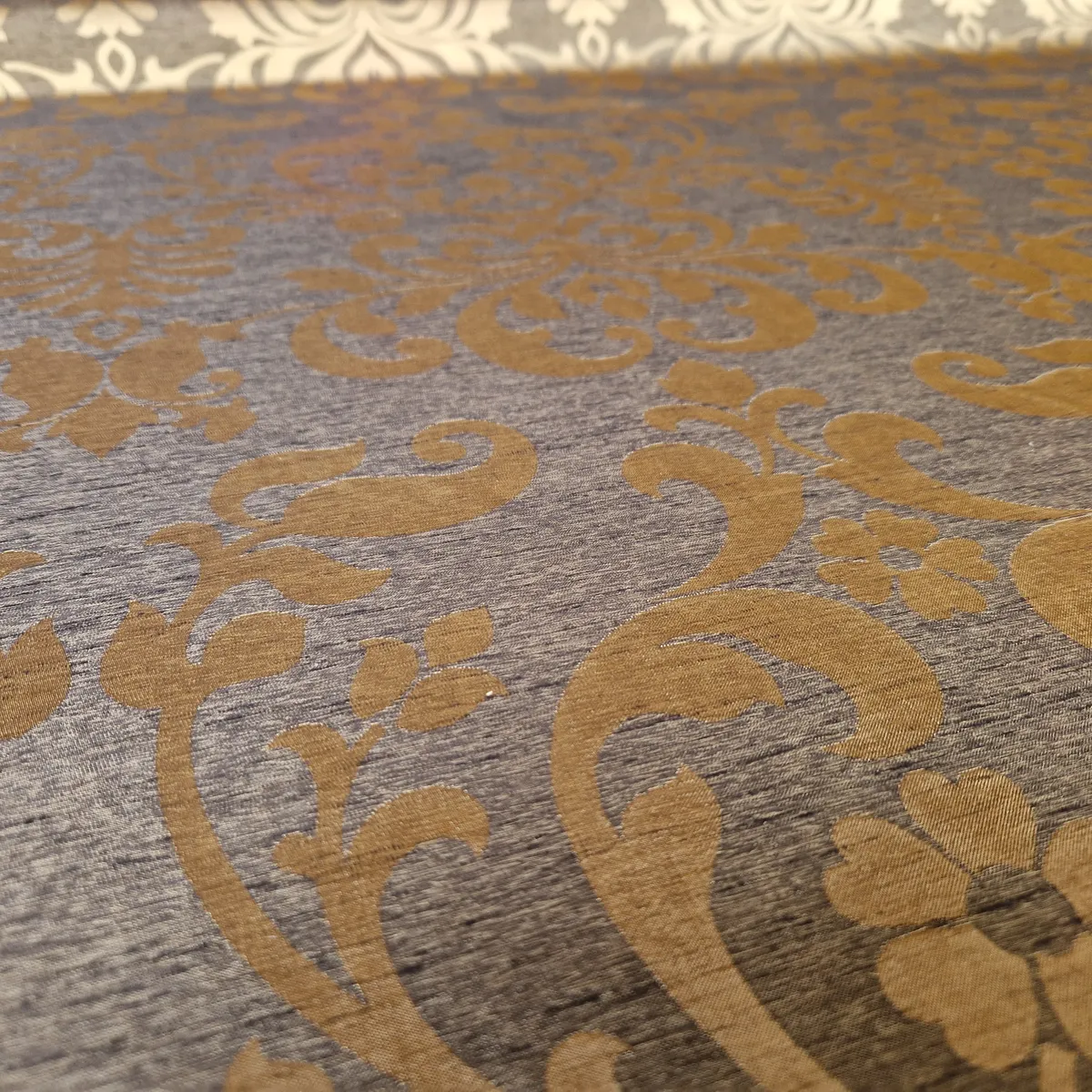 Hochwertiger englischer Manufakturstoff mit goldenen floralen Ornamenten brauner Jacquard Polsterstoff