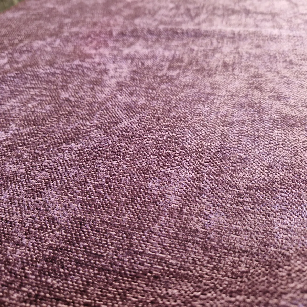 Detailaufnahme eines hochwertigen englischen Manufaktur Stoffes aus violetter Chenille.