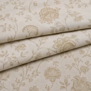 Einmal gefalteter hochwertiger englischer Manufakturstoff als beige Polsterstoff mit Blumenmuster