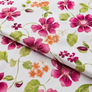 Hochwertiger englischer Manufakturstoff mit Blumenmuster einmal gefaltet