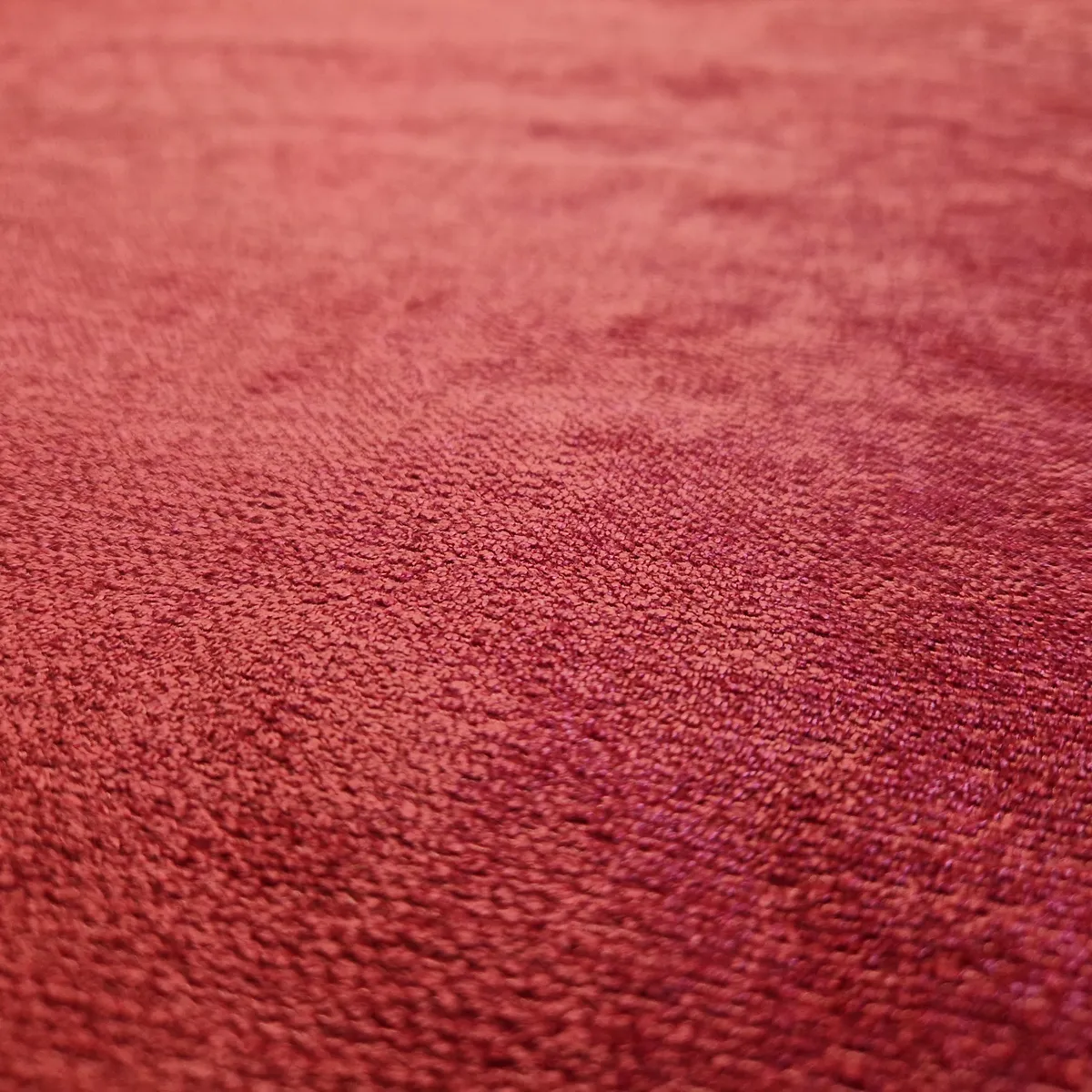 Detailaufnahme von karmesinrotem Chenille Polsterstoff