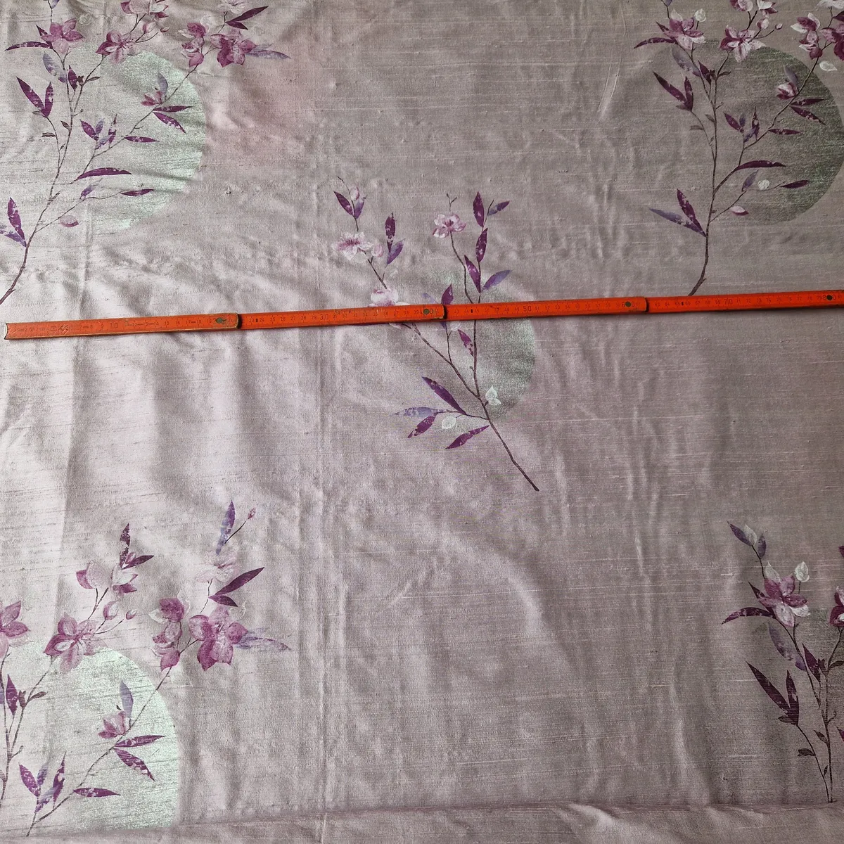 Hochwertiger englischer Manufakturstoff Polsterstoff Flieder mit Blumenmuster als Meterware