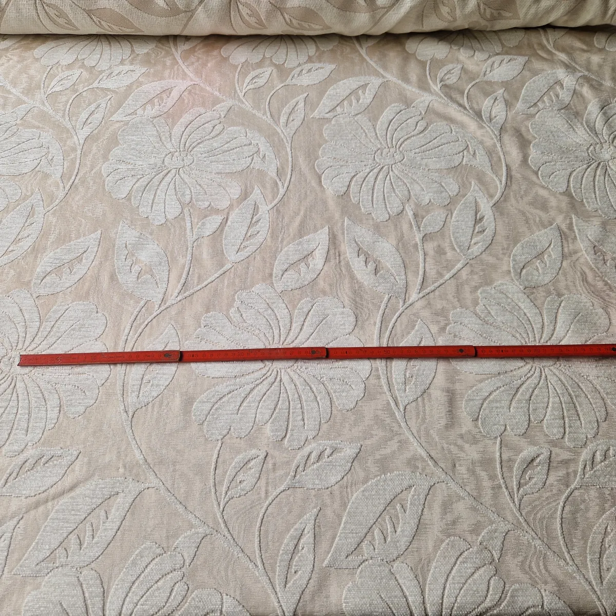 Hochwertiger englischer Manufakturstoff als hellbrauner Webvelours mit floralem Muster und 143 cm Breite