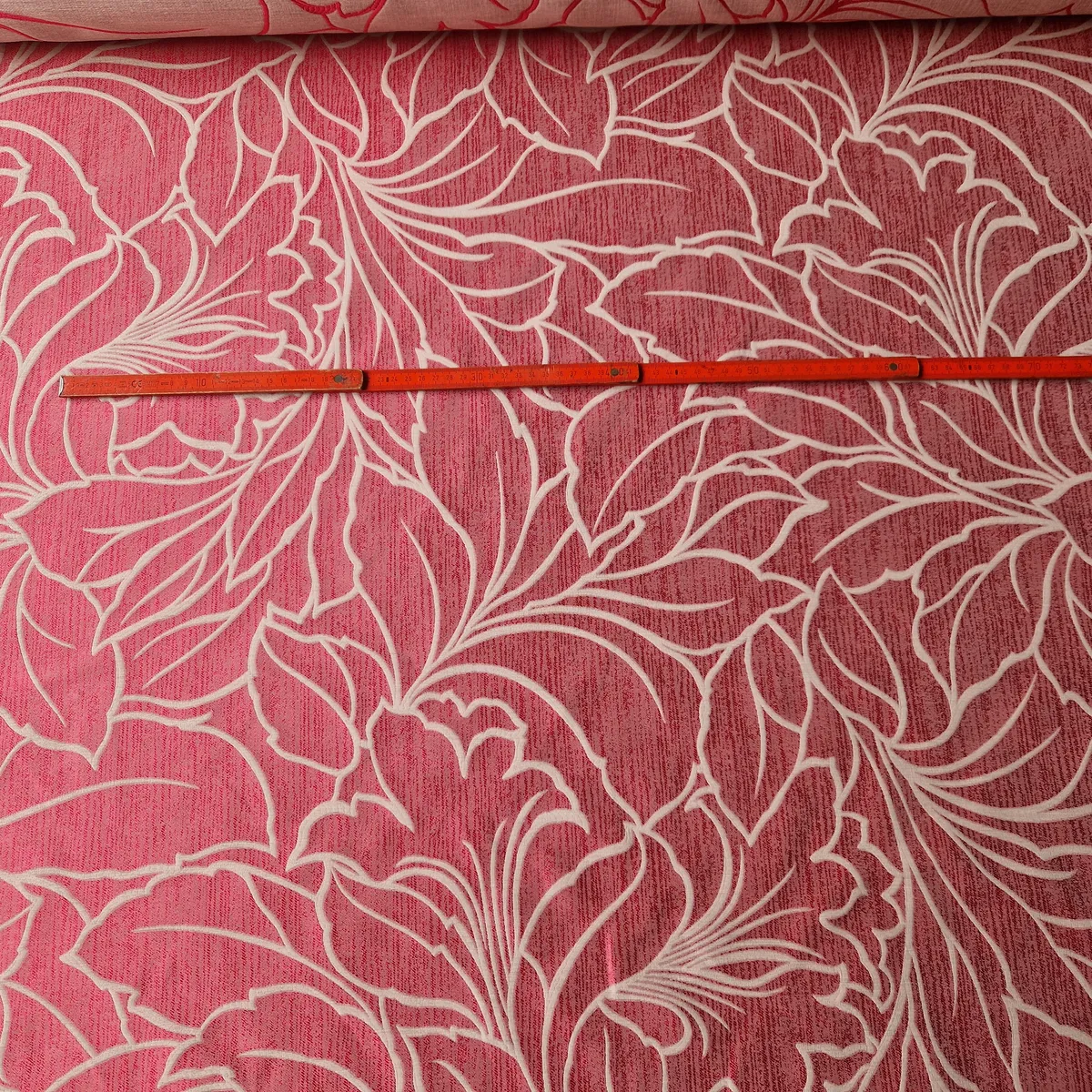Rosa Polsterstoff mit großem Blumenmuster und 143 cm Breite