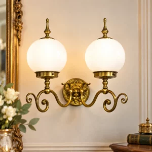Antike Jugendstil Wandleuchte aus Messing mit zwei weißen Glaskugeln