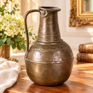 Antiker Bronze Krug mit Henkel und Ornamenten