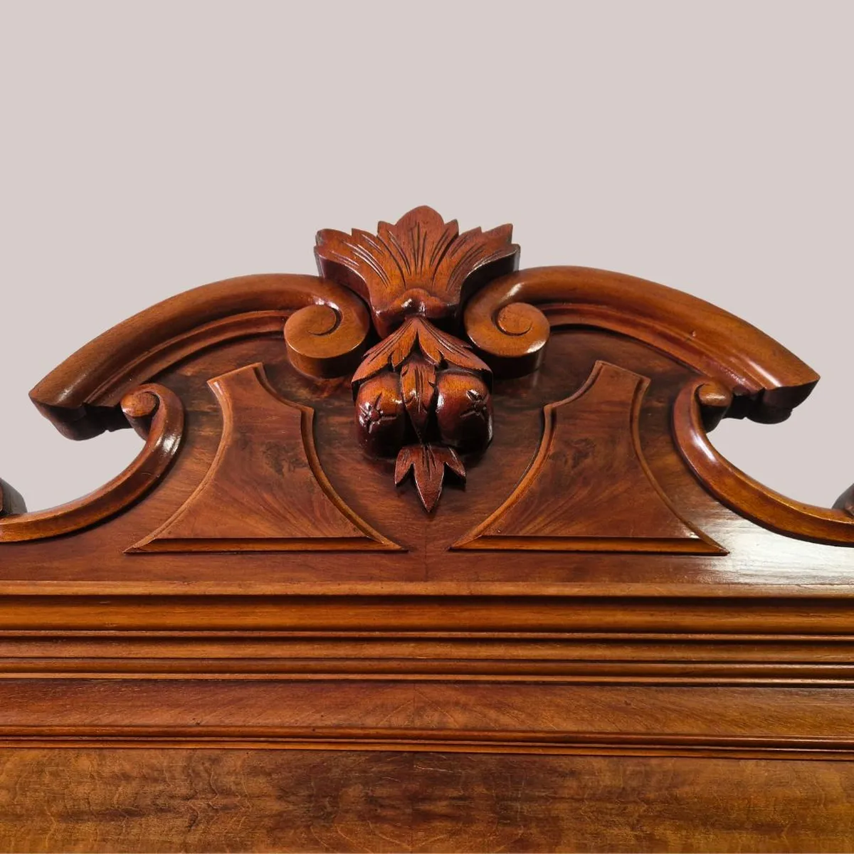 Geschnitzte Krone antiker Kleiderschrank mit floralen Verzierungen