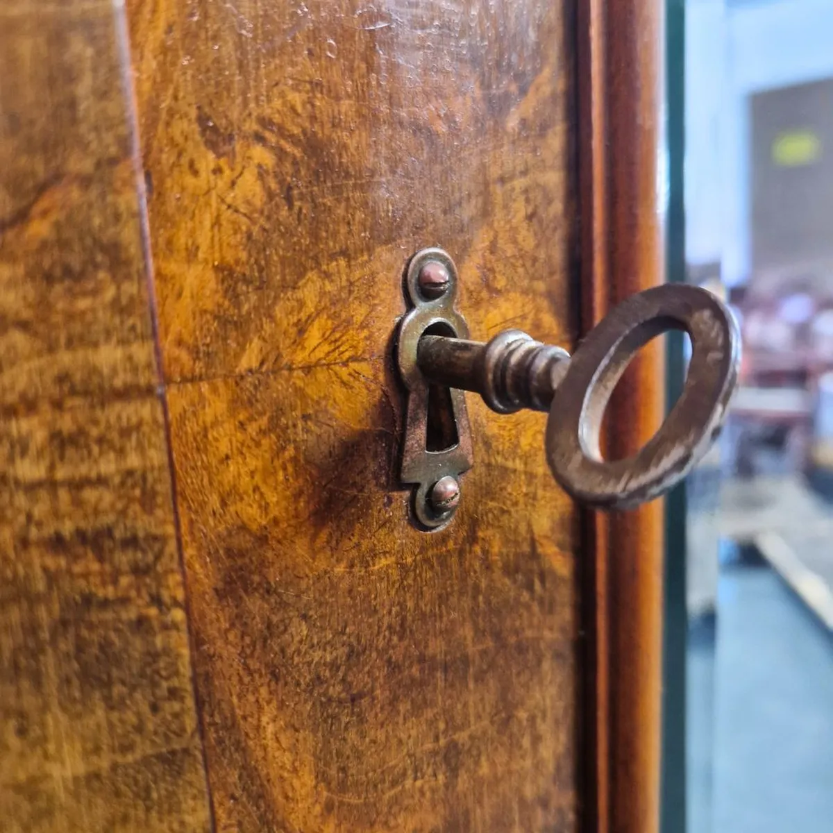 Antiker Kleiderschrank Detail Schloss mit Bronzebeschlag um 1900