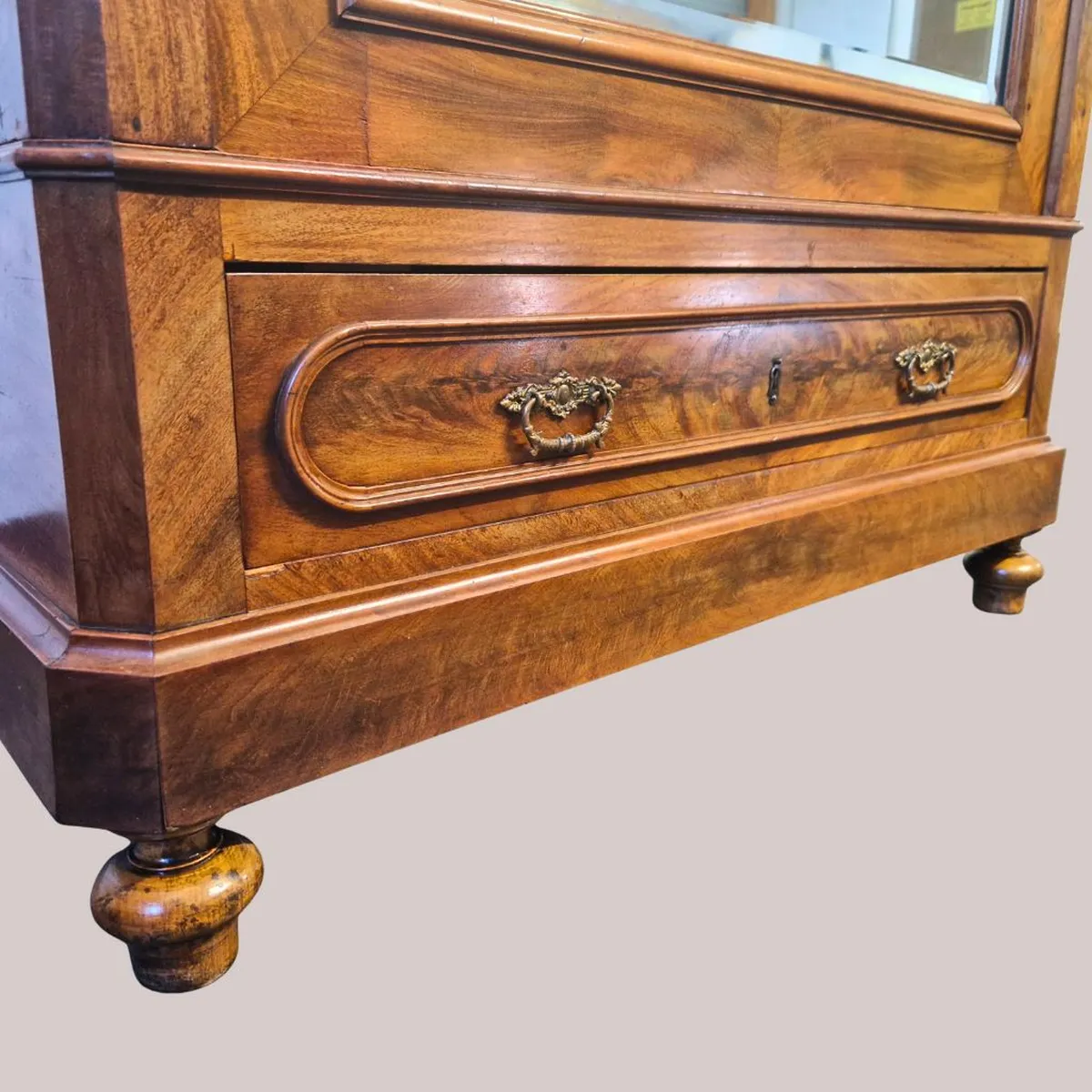 Schublade antiker Kleiderschrank mit Bronzebeschlägen um 1900