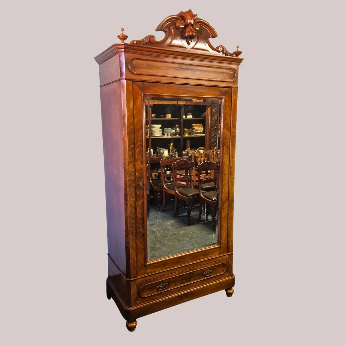 Antiker Kleiderschrank um 1900 mit Spiegeltür und Schnitzereien