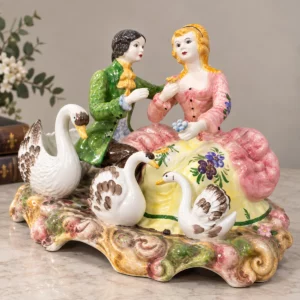 Capodimonte Porzellan Liebespaar mit Schwänen in schräger Ansicht