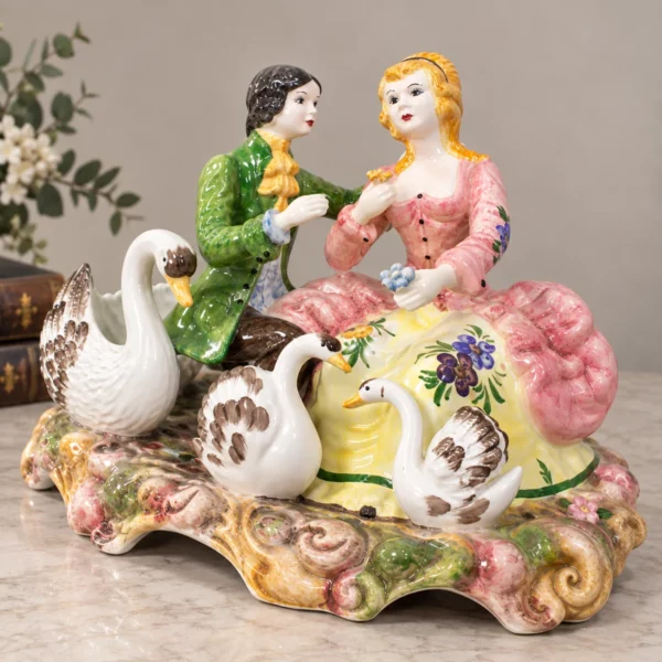 Capodimonte Porzellan Liebespaar mit Schwänen in schräger Ansicht