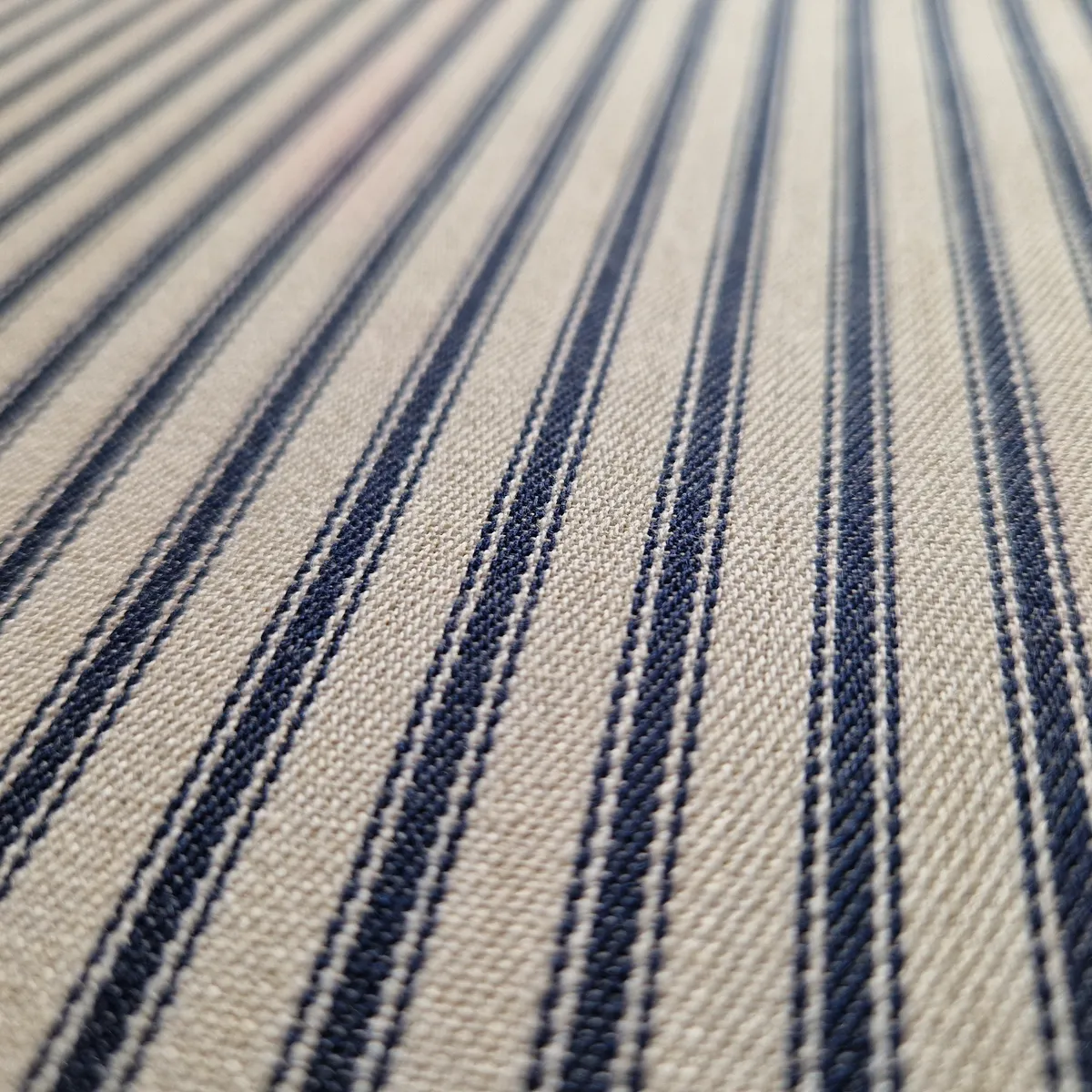 Blauer Streifen auf weißem Flachgewebe – englischer Möbelstoff im Detail
