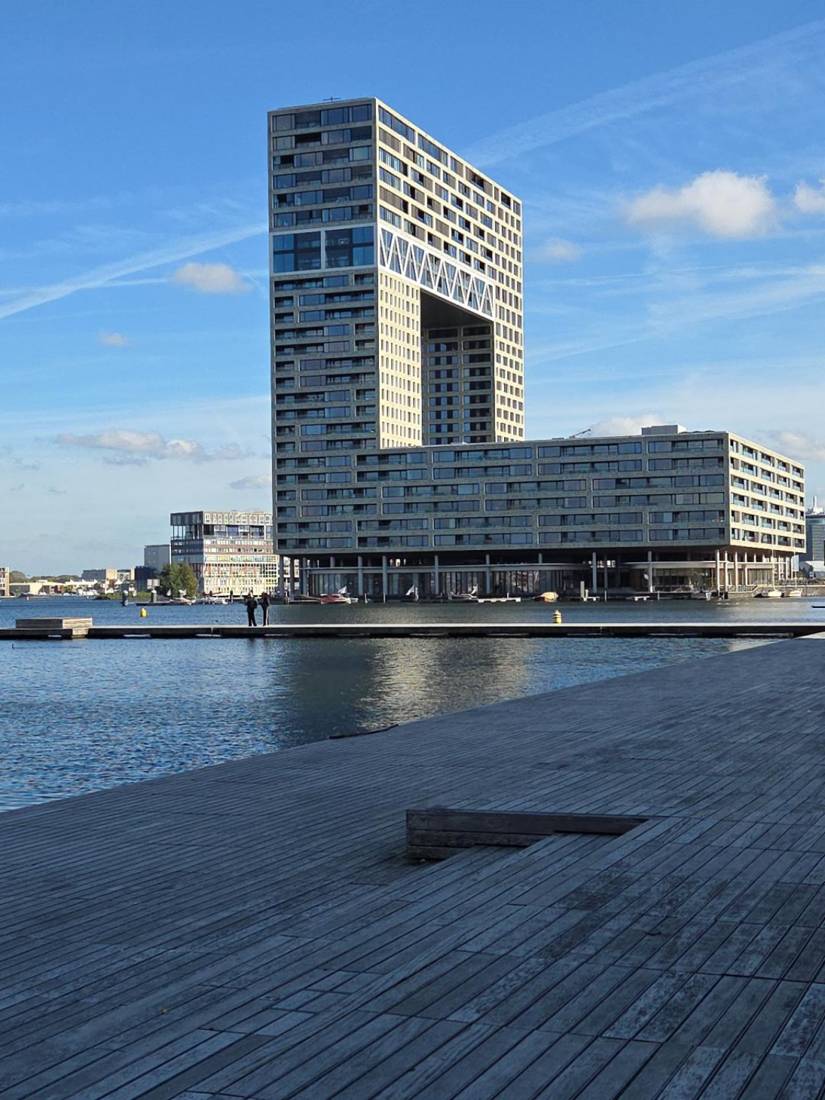 Modernes Gebäude am Wasser in Holland mit großer rechteckiger Öffnung