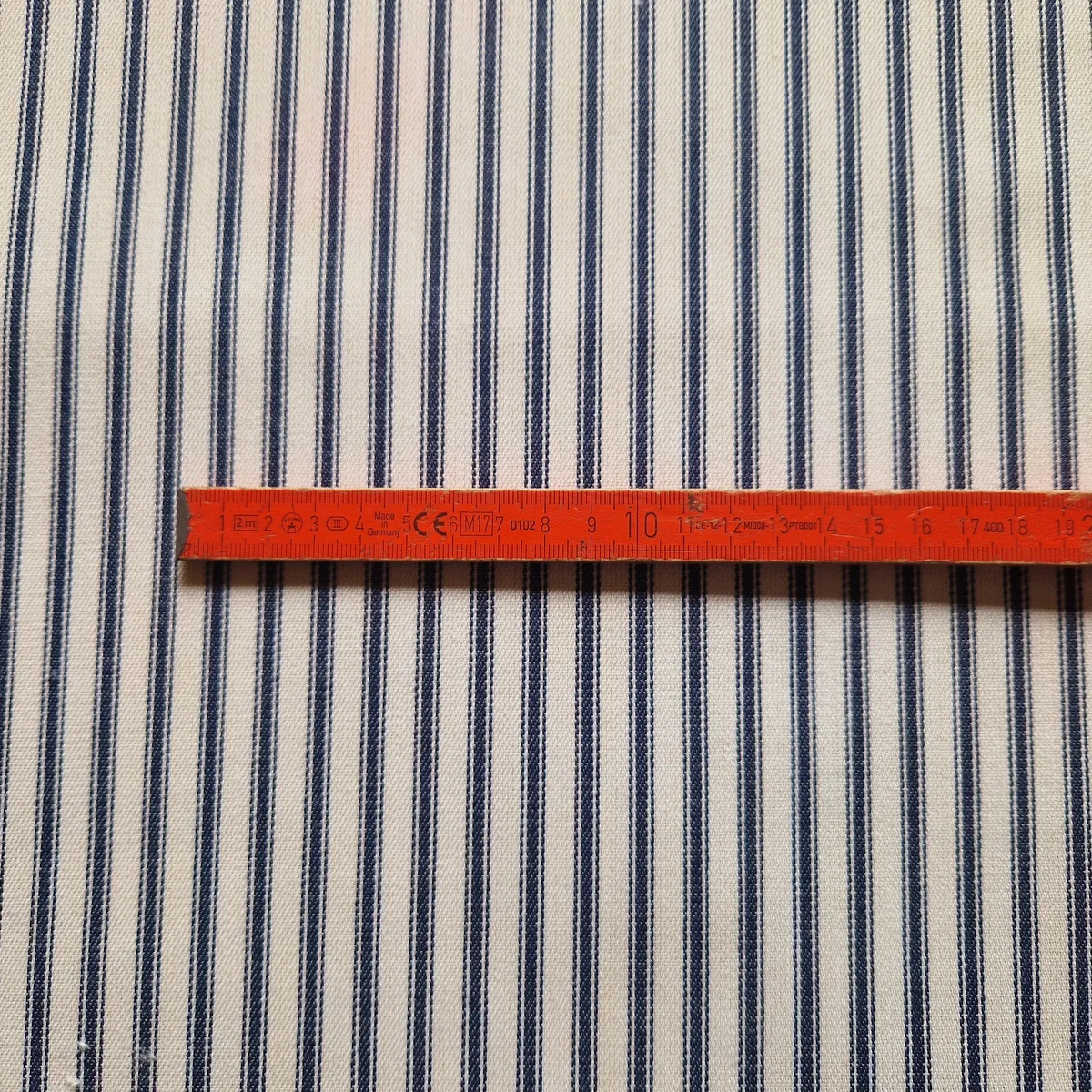 Blau weißer Möbelstoff mit feinem Streifenmuster und 144 cm Breite