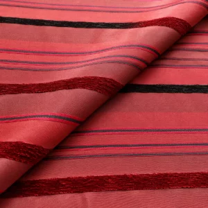 Roter Möbelstoff mit Streifen in eleganter Faltung