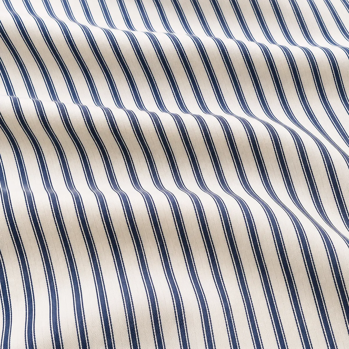 Blau weißer Polsterstoff aus hochwertigem englischem Manufakturstoff in Wellen