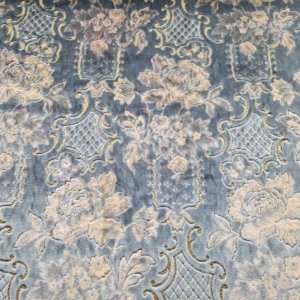 Hochwertiger englischer Manufakturstoff als hellblauer Velours-Jacquard mit floralem Muster