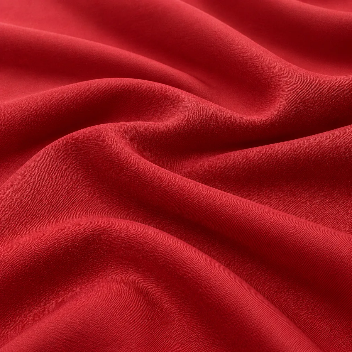 Hochwertiger roter englischer Manufakturstoff in eleganten Wellen