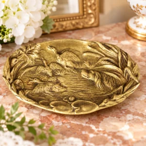 Antike Jugendstil Schale aus Messing mit Entenjagd und Reliefmotiven