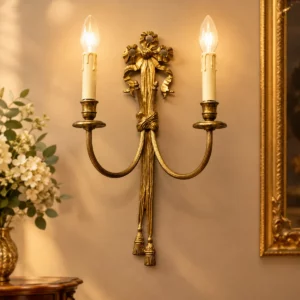 Antike zweiflammige Jugendstil Wandlampe aus Messing um 1900 mit großer Schleifenverzierung