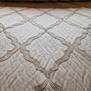 Detailaufnahme hochwertiger englischer Manufaktur-Möbelstoff in Silbergrau-Beige mit erhabener Ornamentstickerei