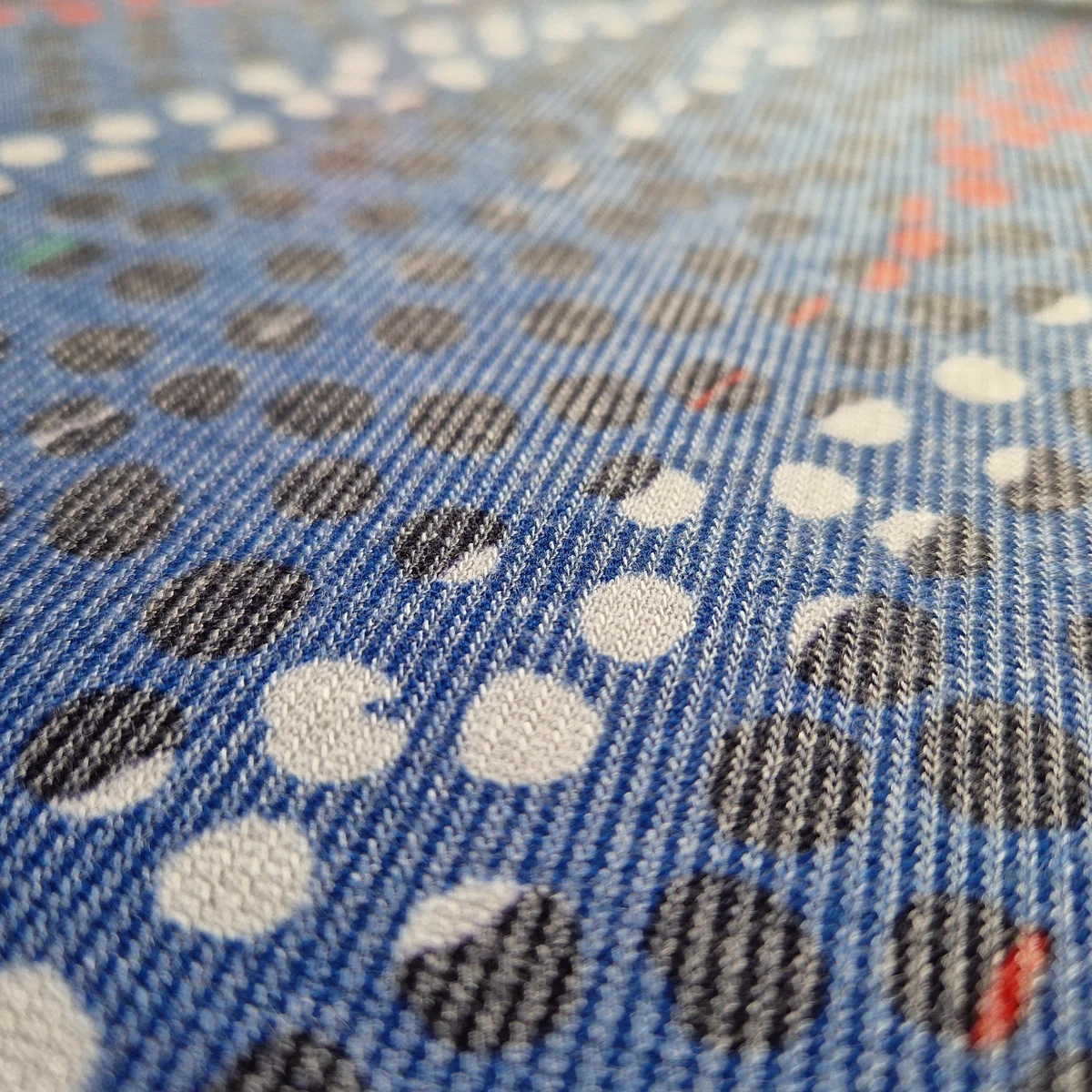 Detailstruktur hochwertiger englischer Manufakturstoff als Möbelstoff in Blau