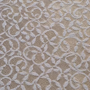 Hochwertiger englischer Manufakturstoff in Beige-Gold mit weißem floralem Rankenmuster, glatt ausgelegt