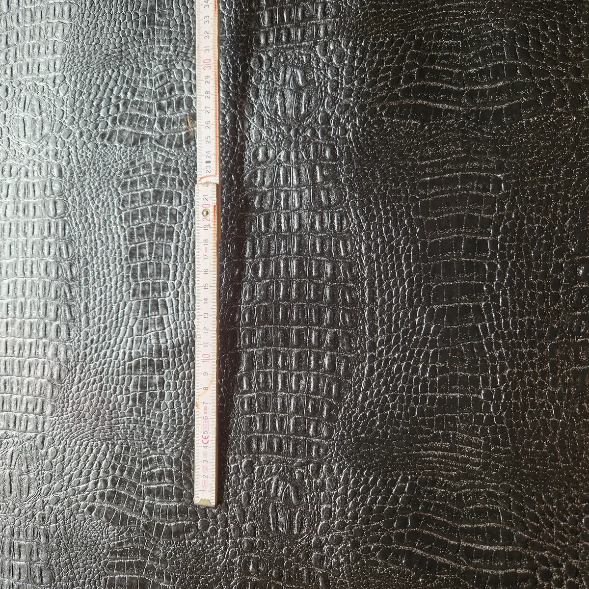 Schwarzer Kunstleder Polsterstoff 139 cm breit