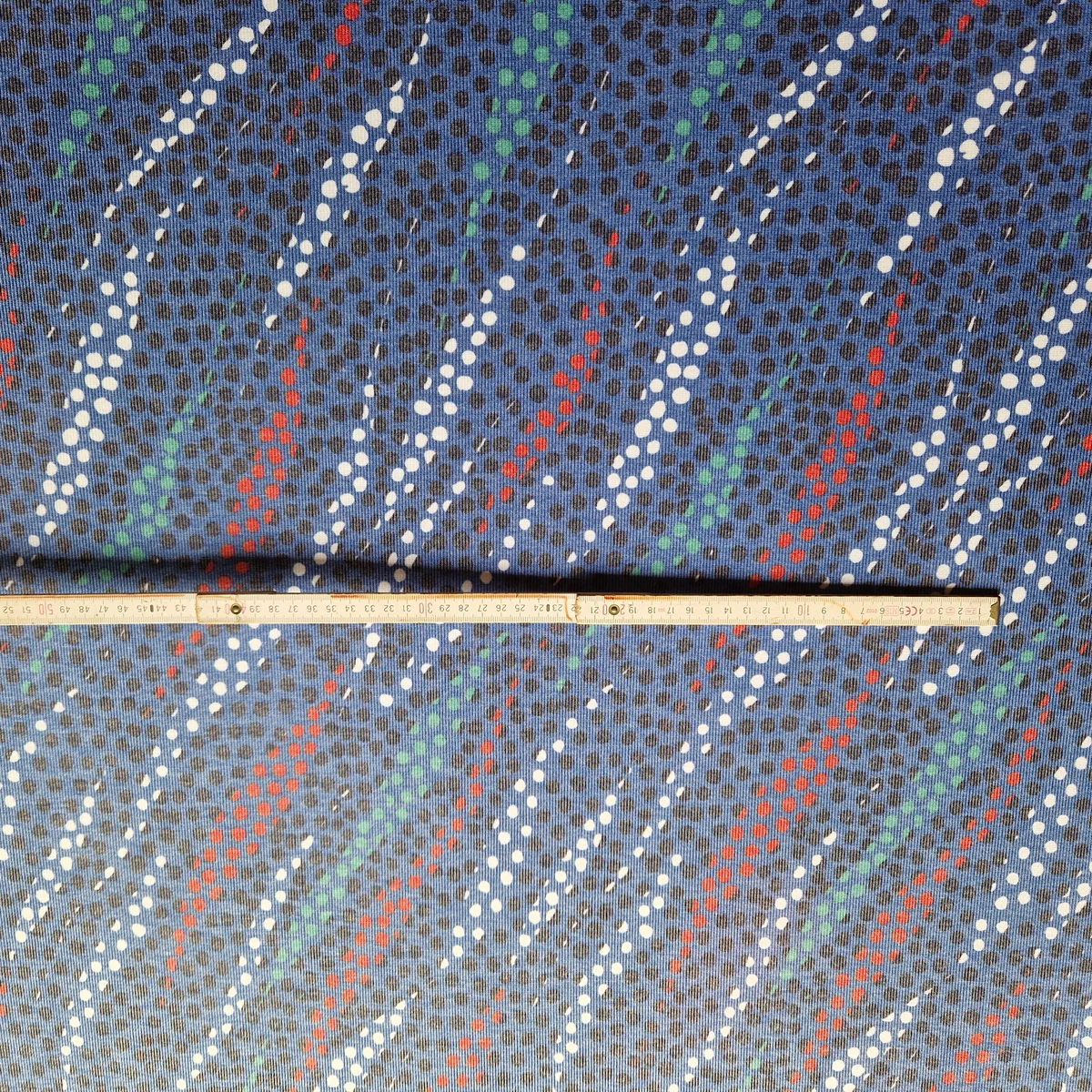 Englischer Manufakturstoff blau mit farbigem Punktemuster und 155 cm Breite