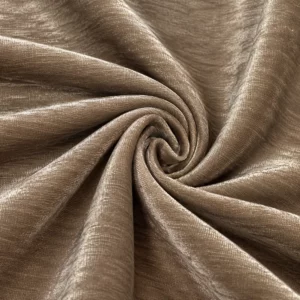 Beige-goldener Samtstoff in Spiralform mit changierendem Lichteffekt