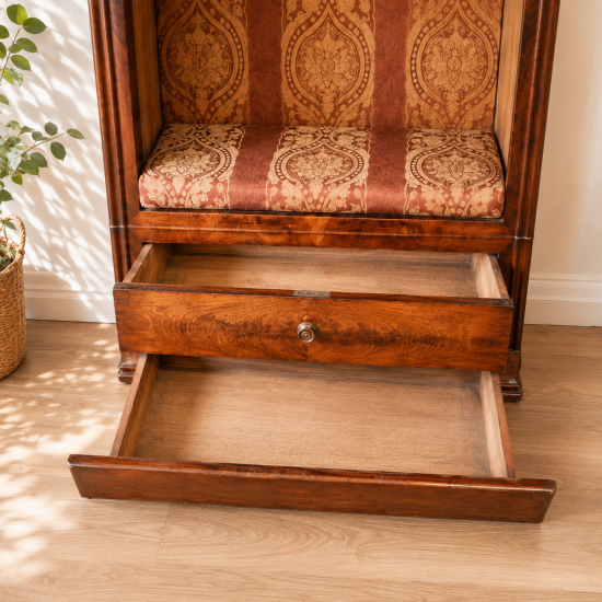 Geheimschublade antike Garderobe